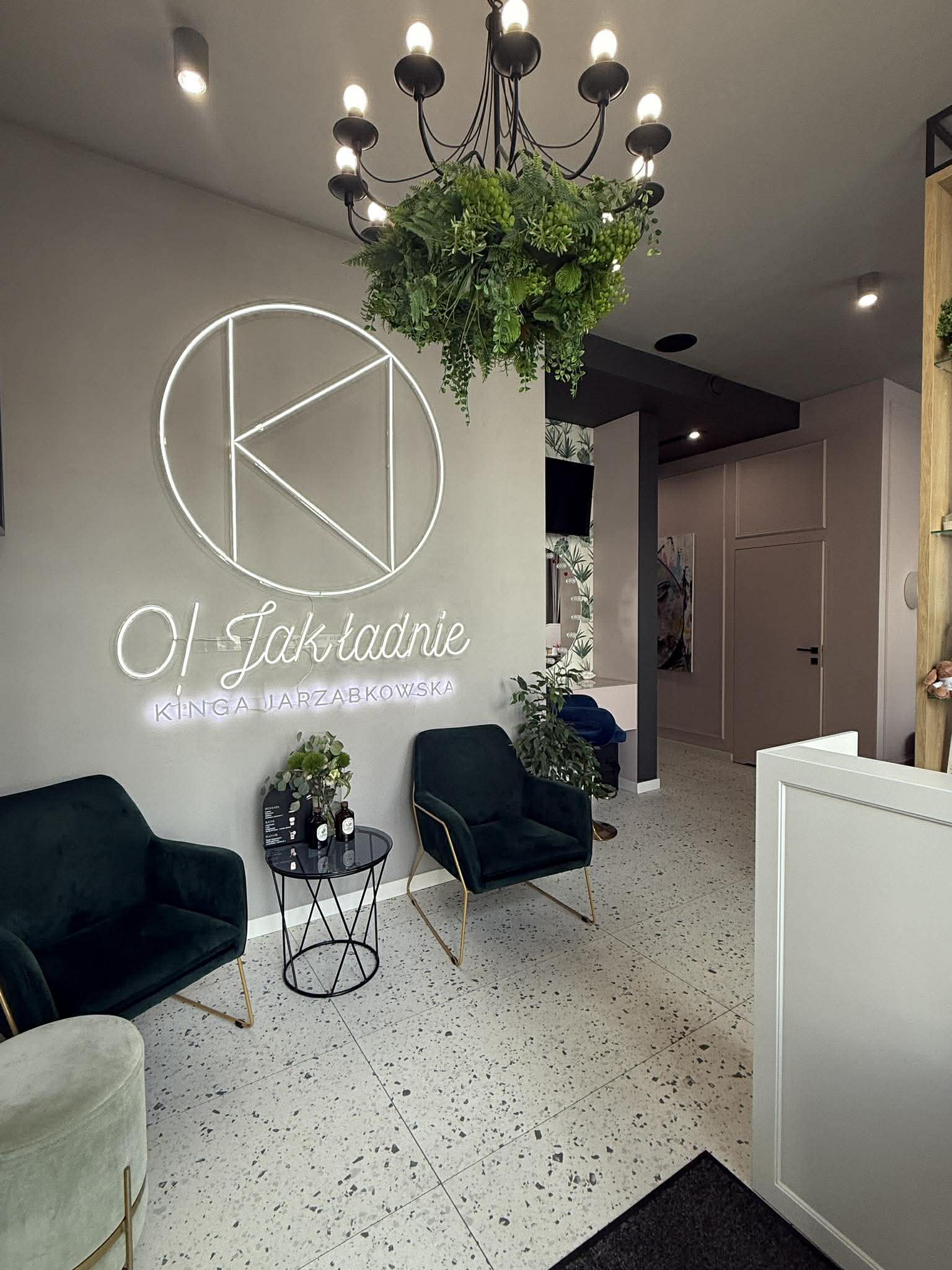 Recepcja salonu O! Jak ładnie w Warszawie — neonowe logo i aksamitne fotele